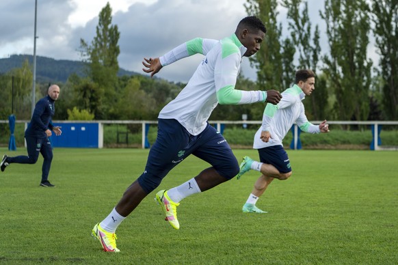 Breel Embolo, vorne, und Xherdan Shaqiri, hinten, absolvieren eine Laufeinheit beim Training der Schweizer Fussballnationalmannschaft in Basel, am Montag, 30. August 2021. (KEYSTONE/Georgios Kefalas)