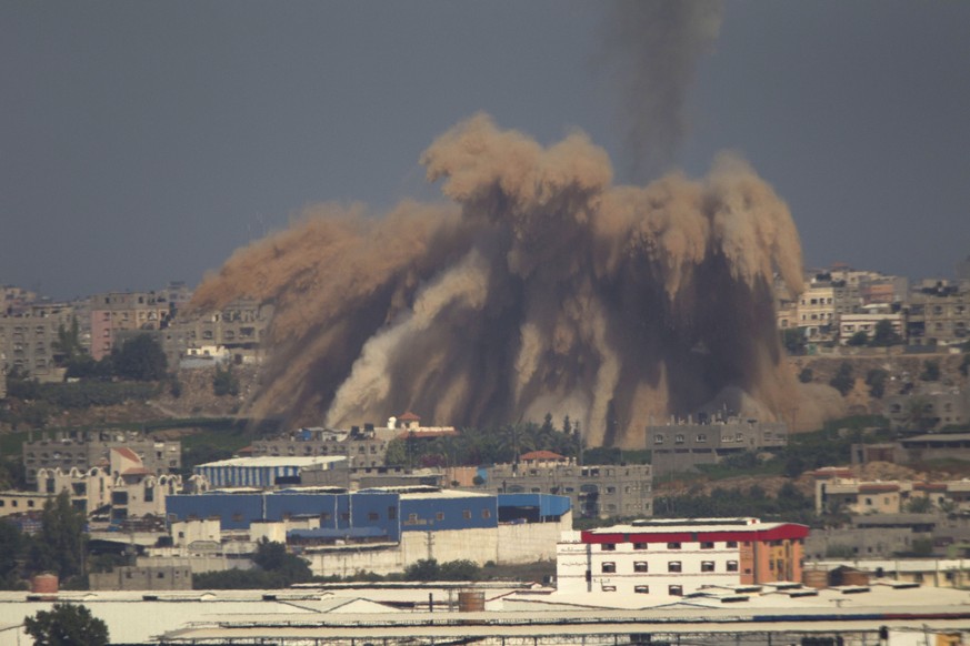 Der Einschlag einer israelischen Rakete im Gaza-Streifen