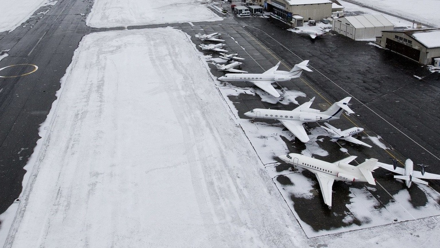 Der Flughafen Samedan, aufgenommen am Sonntag, 13. Maerz 2011. (KEYSTONE/Alessandro Della Bella)