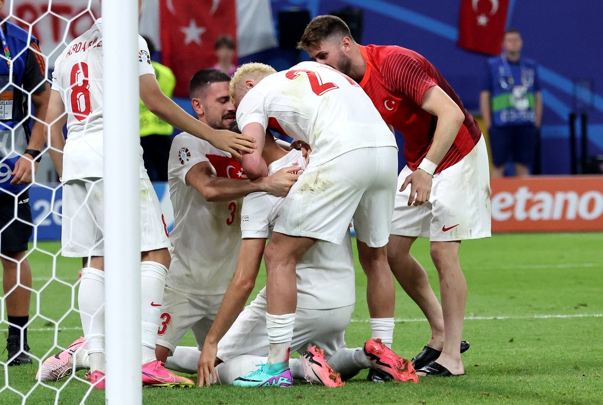 epa11440477 Players of Turkey celebrate after scoring the team's second goal during the UEFA EURO 2024 group F soccer match between Czech Republic and Turkey, in Hamburg, Germany, 26 June 2024. E ...