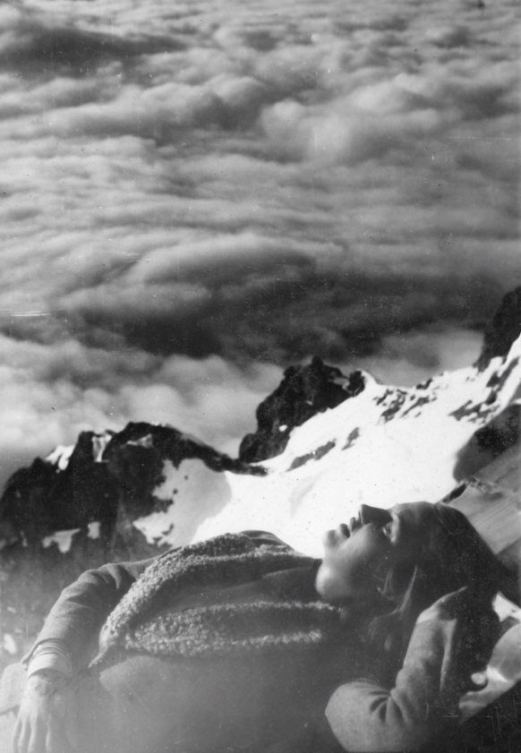 ALPINE SNOOZE A young woman has an afternoon nap in Alps, near St. Moritz, Switzerland. Date: 1930s PUBLICATIONxNOTxINxUKxFRAxBELxNEDxITAxDENxNORxSWExPOLxJPNxKORxTPE Copyright: CopyrightxcGeminix2023. ...