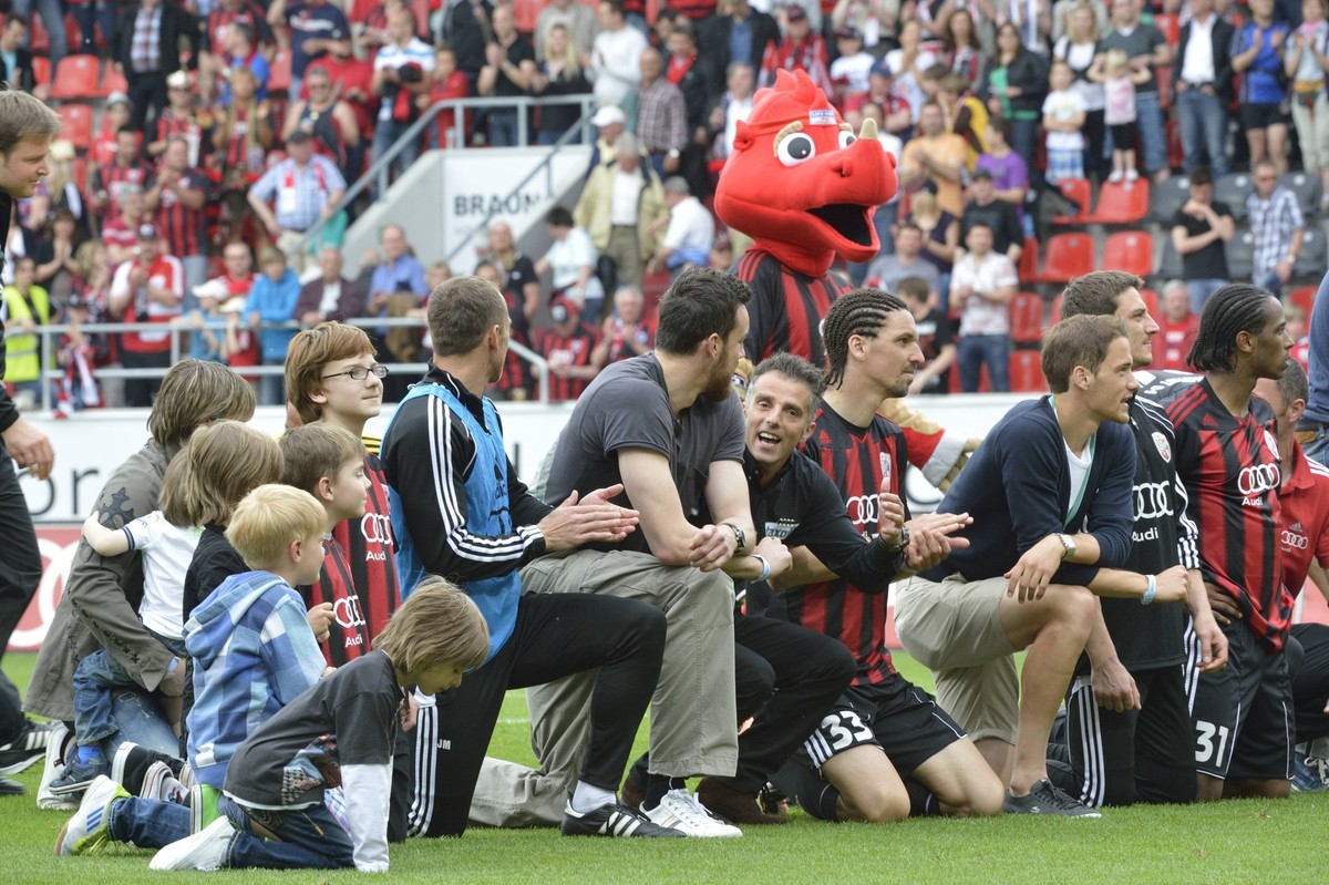 Bildnummer: 10479531 Datum: 29.04.2012 Copyright: imago/Buthmann
FC Ingolstadt 04 vs Energie Cottbus Jubel, Klassenerhalt, Tomas Oral, Trainer (FC Ingolstadt) mitte mit Marino Biliskow (FC Ingolstadt) ...
