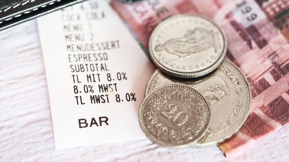 The price and the added value tax VAT on a receipt next to coins in a restaurant in Zurich, Switzerland, pictured on August 12, 2014. (KEYSTONE/Christian Beutler)

Angabe der Mehrwertsteuer MwSt auf ...