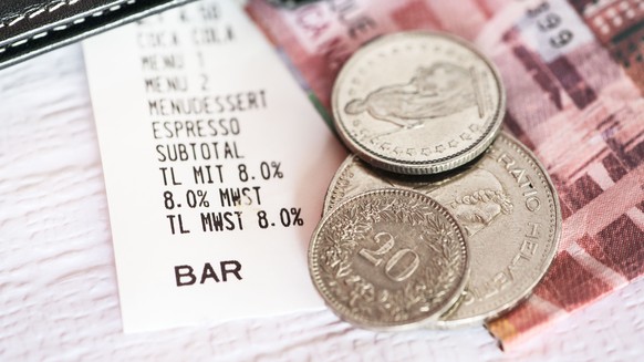 The price and the added value tax VAT on a receipt next to coins in a restaurant in Zurich, Switzerland, pictured on August 12, 2014. (KEYSTONE/Christian Beutler)

Angabe der Mehrwertsteuer MwSt auf ...