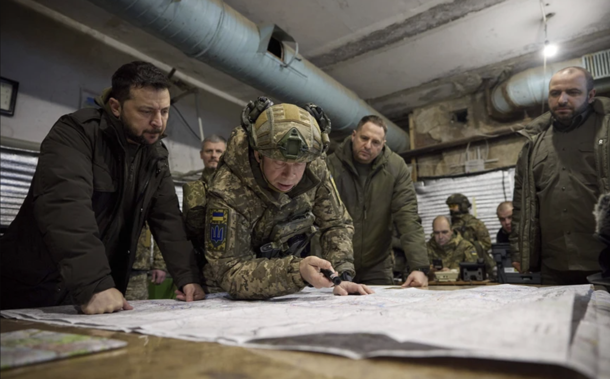 Volodymyr Zelensky (à gauche) avec Oleksandr Syrsky, alors commandant des forces terrestres et actuel commandant en chef (en novembre 2023).