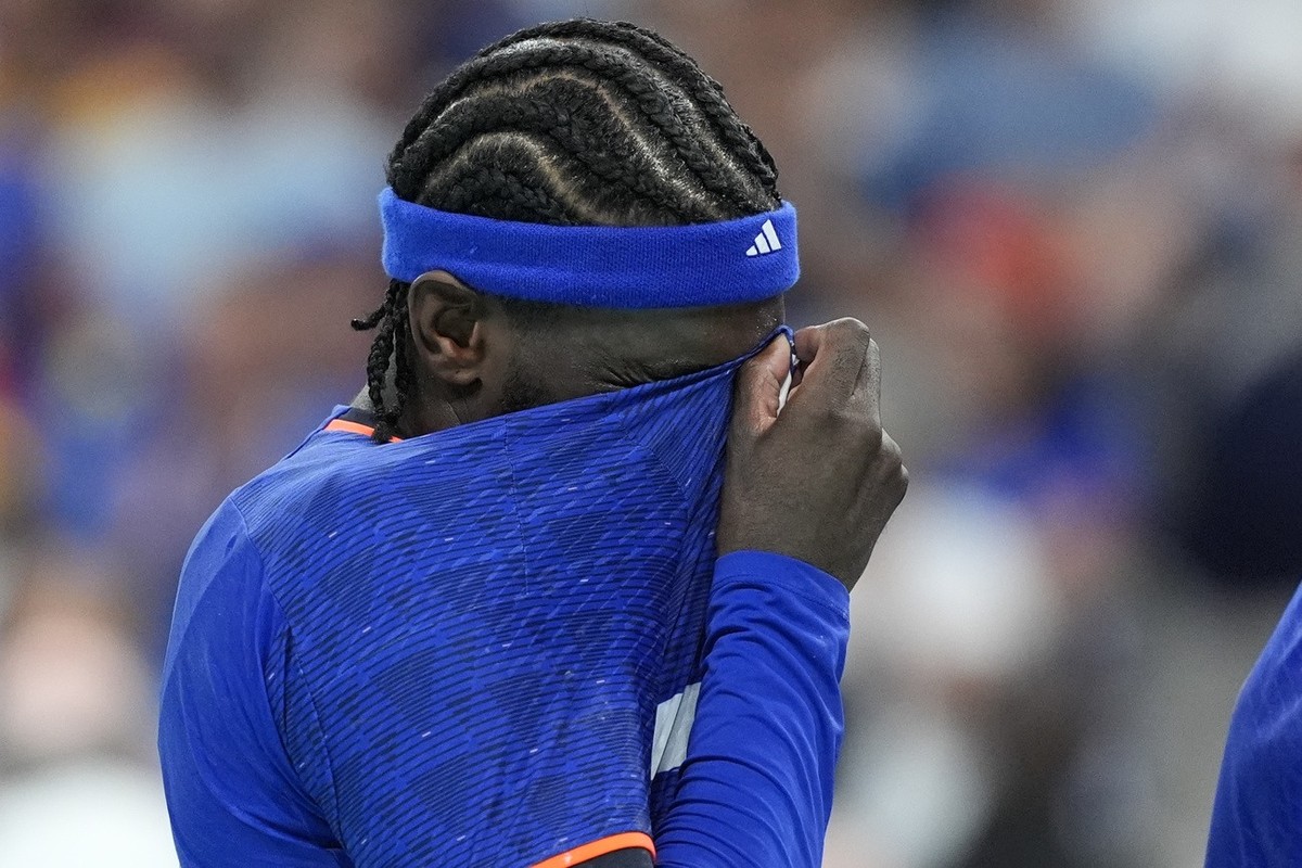 France's Dika Mem is dejected after a quarterfinal handball match between Germany and France at the 2024 Summer Olympics, Wednesday, Aug. 7, 2024, in Villeneuve-d'Ascq, France. (AP Photo/Aar ...