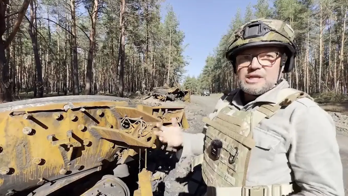 Le reporter de guerre Kurt Pelda en route pour Jampil, un territoire conquis à l'est de l'Ukraine.
