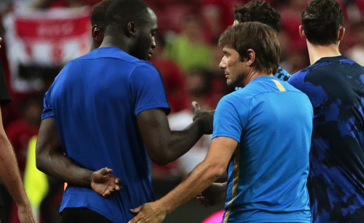 epa07761716 (FILE) - Manchester United's Romelu Lukaku (L) and Inter's head coach Antonio Conte (R) react after the International Champions Cup soccer match between Manchester United and Int ...