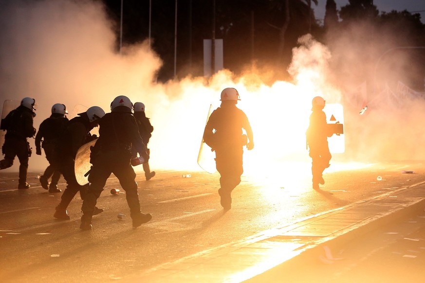 Heftige Proteste: Griechische Polizisten am Sonntagabend in Athen.