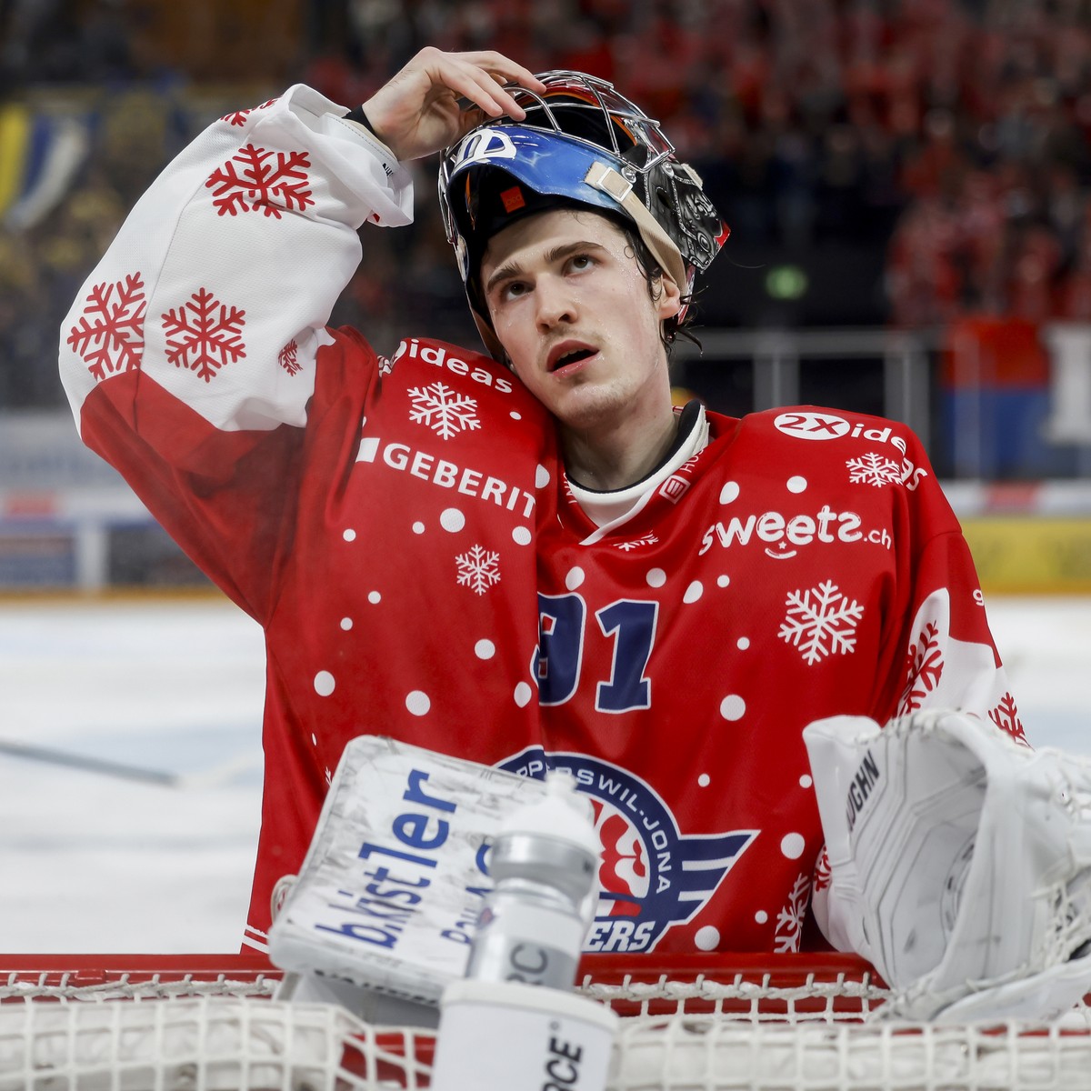 Rapperswil-Jona Lakers Goalie Robin Meyer reagiert waehrend der Meisterschaftspartie der National League zwischen den SC Rapperswil Jona Lakers und dem HC Davos, am Samstag, den 23. Dezember 2023, im  ...