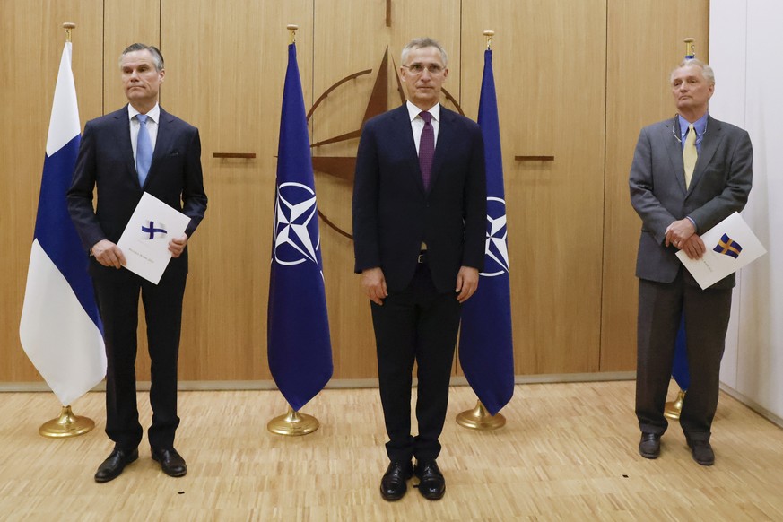 Der finnische Nato-Botschafter, Klaus Korhonen, (links) und der schwedische Nato-Botschafter, Axel Wernhoff, (rechts) überreichen dem Nato-Chef Jens Stoltenberg ganz offiziell ihre Beitrittsgesuche, Brüssel, 18. Mai 2022.