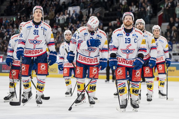 Reto Schaeppi (EHCK), Thomas Gregoire (EHCK) und Steve Kellenberger (EHCK), von links, nach dem fuenften Playoff Viertelfinalspiel der Eishockey National League zwischen den ZSC Lions und dem EHC Klot ...