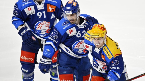 Die Zuercher mit Torschuetze Sven Andrighetto, rechts, jubeln nach dem 1-0 im siebten Eishockey Playoff-Viertelfinalspiel der National League zwischen den ZSC Lions und dem EHC Biel-Bienne im Hallenst ...