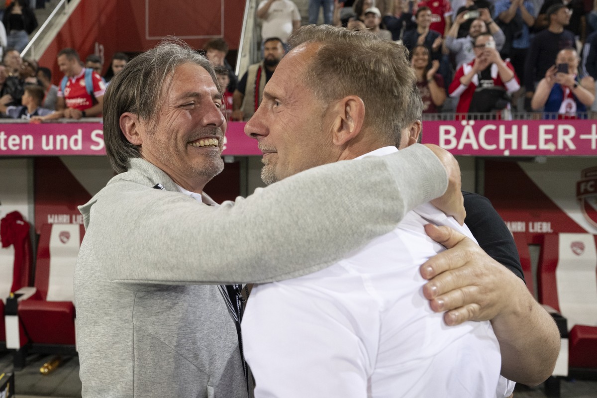 Trainer Mauro Lustrinelli (FCT), rechts, und Andres Gerber, Praesident, freuen sich ueber den Aufstieg im Fussball Meisterschaftsspiel der Swiss Challenge League zwischen FC Thun, FCT, und Aarau, FCA, ...