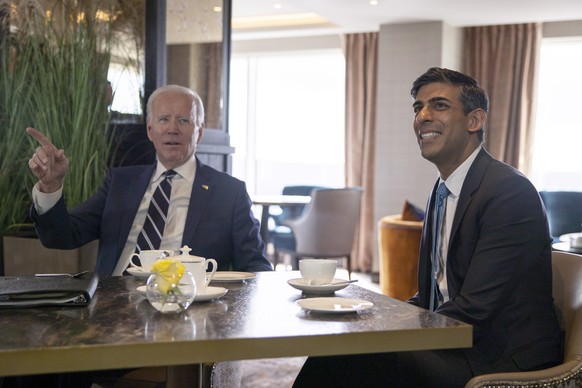 epa10569308 US President Joe Biden (L) and UK Prime Minister Rishi Sunak (R) at a meeting in Belfast, Northern Ireland, April 12, 2023. Biden is on a four-day visit to Northern Ireland and the...