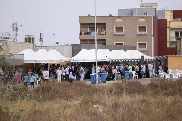 Another attempt at a mass crossing thwarts the reopening of the Melilla border and prolongs the blockade of the Paso del Estrecho. Several people wait for the border to reopen, July 31, 2026, in Melil ...
