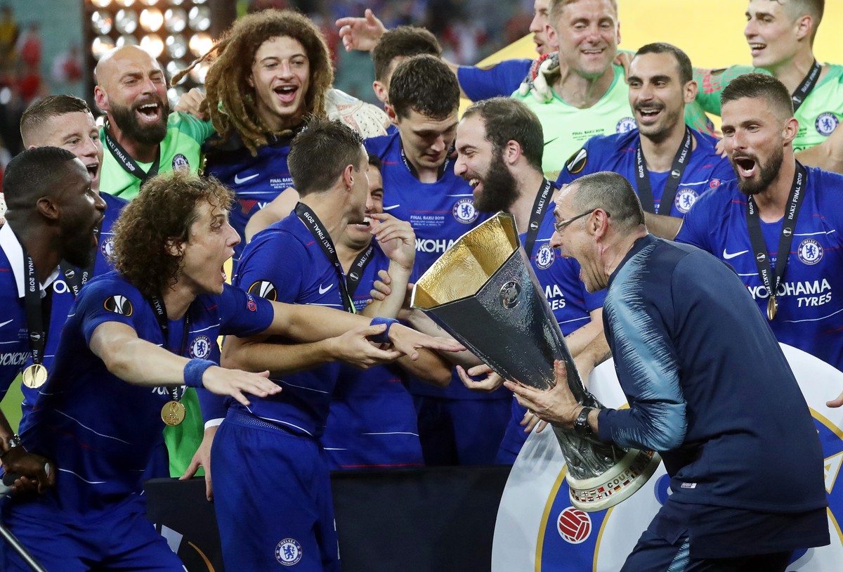 epa07611407 Chelsea's manager Maurizio Sarri (R) and David Luiz (L) celebrate with the trophy after winning the UEFA Europa League final between Chelsea FC and Arsenal FC at the Olympic Stadium i ...