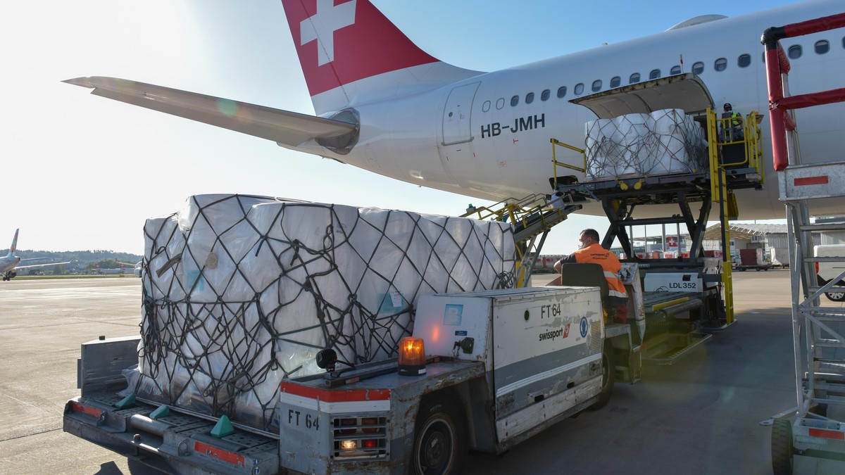 Am Mittwochabend, 22. April 2020, sind zwei Produktionslinien für FFP2-Masken mit zwei Swiss-Flügen aus Shanghai am Flughafen Zürich eingetroffen. Die Produktionsmaschinen werden in den kommenden Tage ...