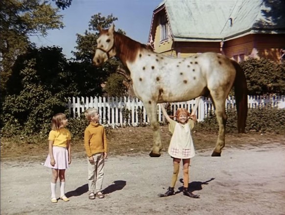 Pippi Langstrumpf
Filmfehler

https://www.reddit.com/r/MovieMistakes/comments/13tqg09/in_pippi_longstocking_1969_the_horses_shadow_is/