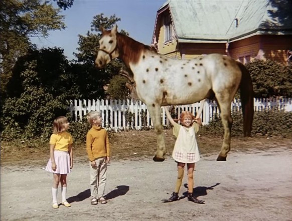 Pippi Langstrumpf
Filmfehler
https://www.reddit.com/r/MovieMistakes/comments/13tqg09/in_pippi_longstocking_1969_the_horses_shadow_is/