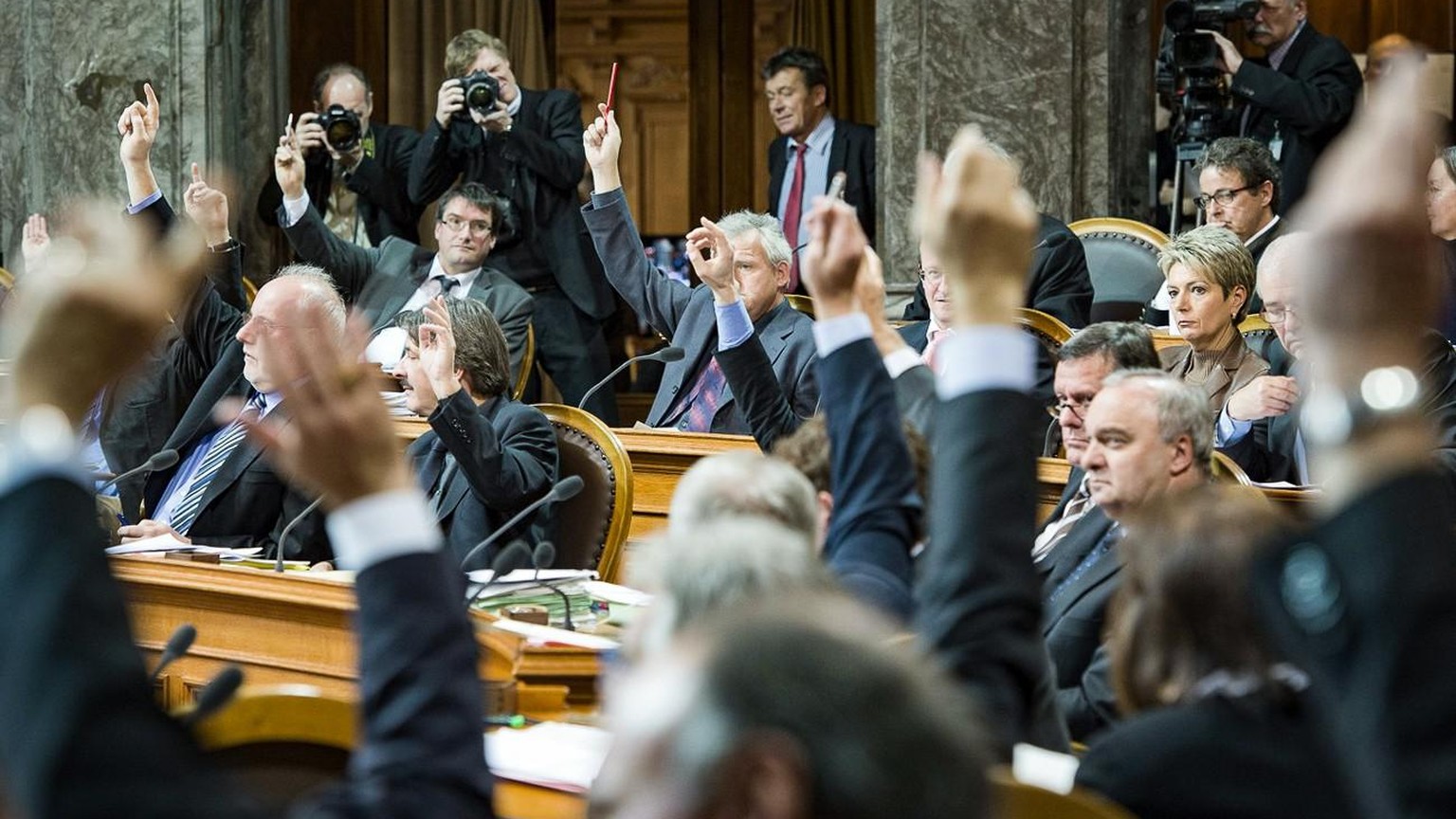 Staenderatinnen und Staenderaete waehrend einer Abstimmung zur Abstimmungsdebatte am Montag, 10. Dezember 2012 im Staenderat in Bern. (KEYSTONE/Lukas Lehmann)