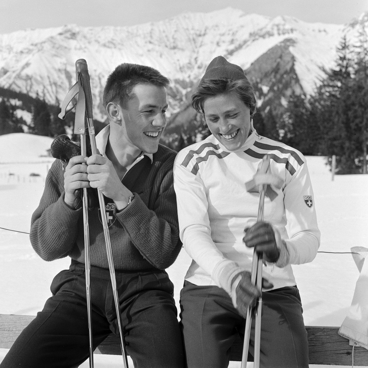 Frieda Daenzer und Roger Staub, aufgenommen bei den Ski Alpin Schweizermeisterschaften im Winter 1957 in Adelboden. (KEYSTONE/PHOTOPRESS-ARCHIV/Str)