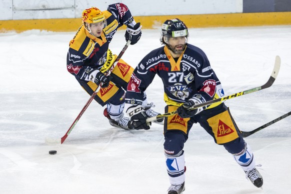 Zugs Lino Martschini, links, und Zugs Josh Holden, rechts, waehrend dem Eishockey-Meisterschaftsspiel der National League A zwischen dem EV Zug und dem HC Ambri-Piotta am Sonntag, 8. Januar 2017, in d ...