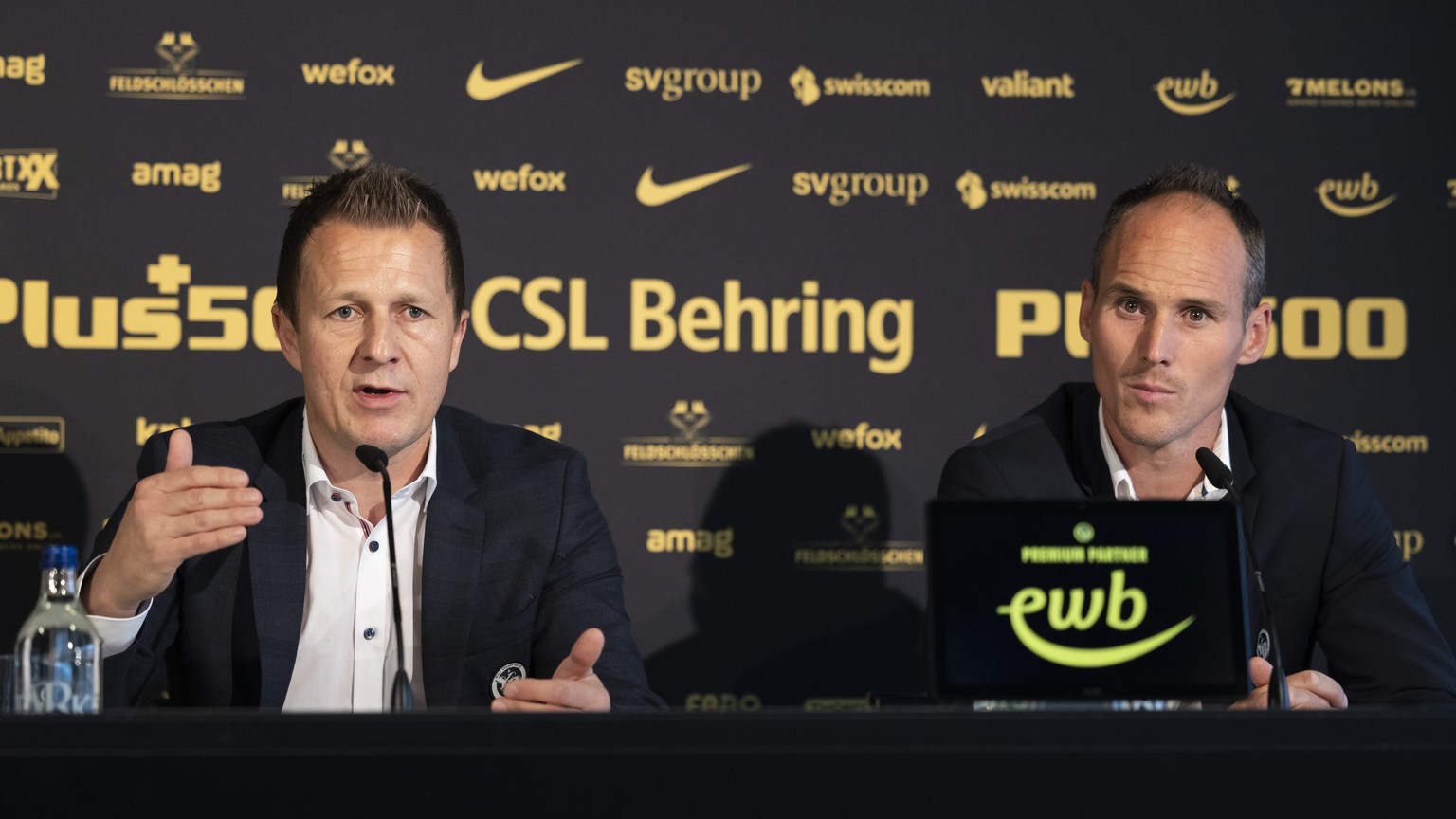 Christoph Spycher, neuer VR-Delegierter Sport YB, links, spricht neben Steve von Bergen, neuer Sportchef bei YB, waehrend einer Medienkonferenz, am Mittwoch, 25. Mai 2022 im Stadion Wankdorf in Bern.  ...