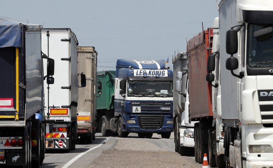 epa10000530 Trucks with wheat wait to be processed at the Ukraine-Moldova border crossing Palanka, Ukraine, 07 June 2022. Ukraine faces logistic problems exporting its harvest to the world market due  ...