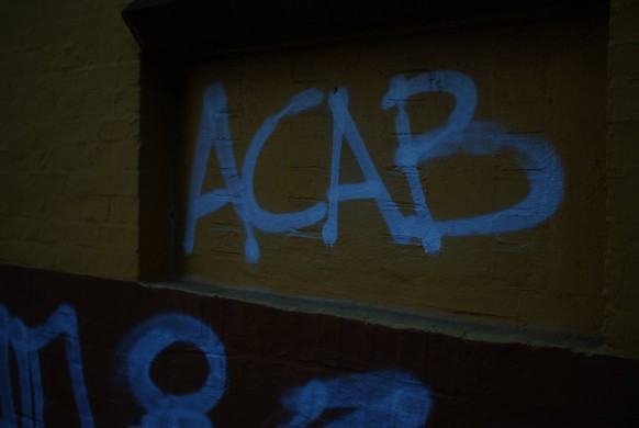 Flensburg, Schleswig-Holstein Gelb-braune Hauswand auf der mit blauer Spr