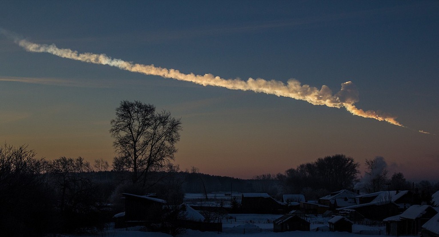 Rauchspur des Meteors von Jekaterinburg aus,[1] etwa 200 km von Tscheljabinsk entfernt.
https://commons.wikimedia.org/w/index.php?curid=24726667