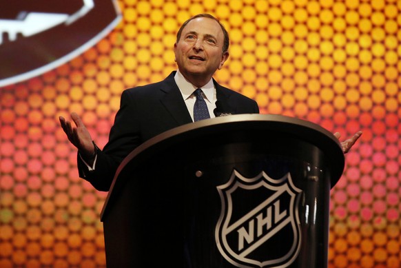 Gary Bettman ist als Commissioner Chef der NHL.