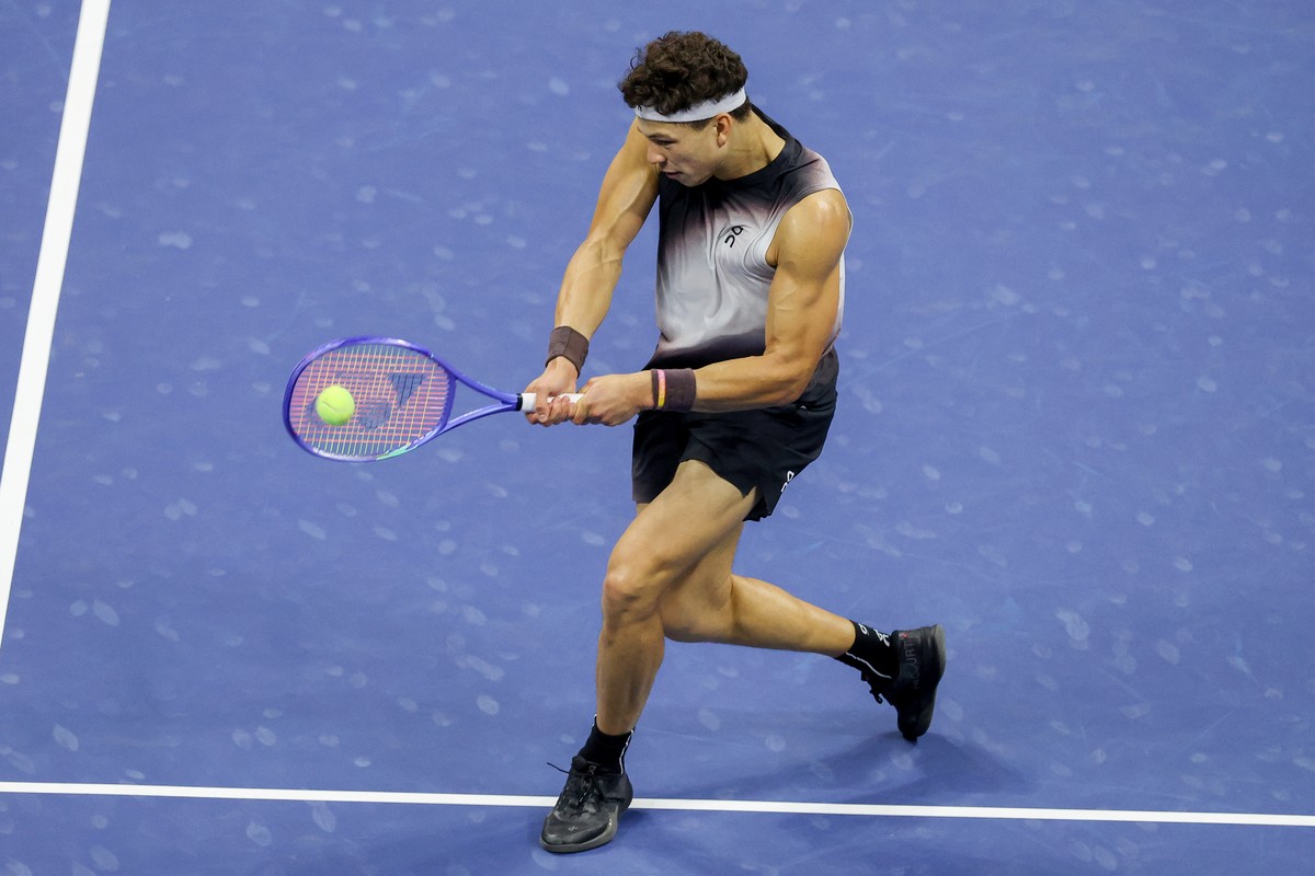 epa13233428 Ben Shelton of the US in action against Frances Tiafoe of the US during their Men's Singles semi-final at the US Open Tennis Championships at the USTA Billie Jean King National Tennis ...