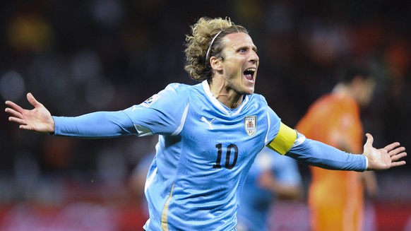 Sandro Pereyra-20100706SP_0839./ Diego Forlan, de Uruguay, tras convertir el primer gol de su equipo, durante el partido Uruguay - Holanda semifinal de la Copa Mundial de la FIFA Sudafrica 2010, el 6  ...