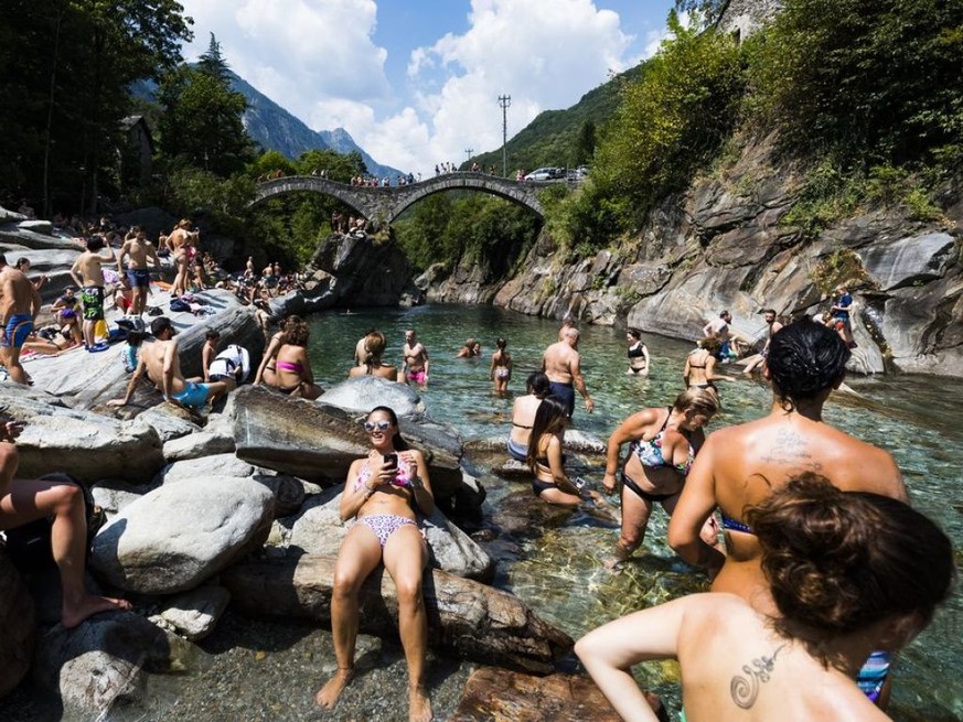 Wird die anrollende Hitzewelle die Rekorde der Hitzesommer 2003 und 2015 egalisieren? Zu schlagen gilt es 41,5 Grad, die am 11. August 2003 in Grono im bündnerischen Misox gemessen wurden sowie auf de ...