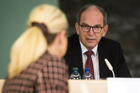 Der St. Galler Regierungspraesident Bruno Damann im Gespraech mit Kantonsaerztin Danuta Zemp, an einer Medienkonferenz der St. Galler Regierung zur Corona-Situation und dem weiteren Vorgehen, aufgenom ...