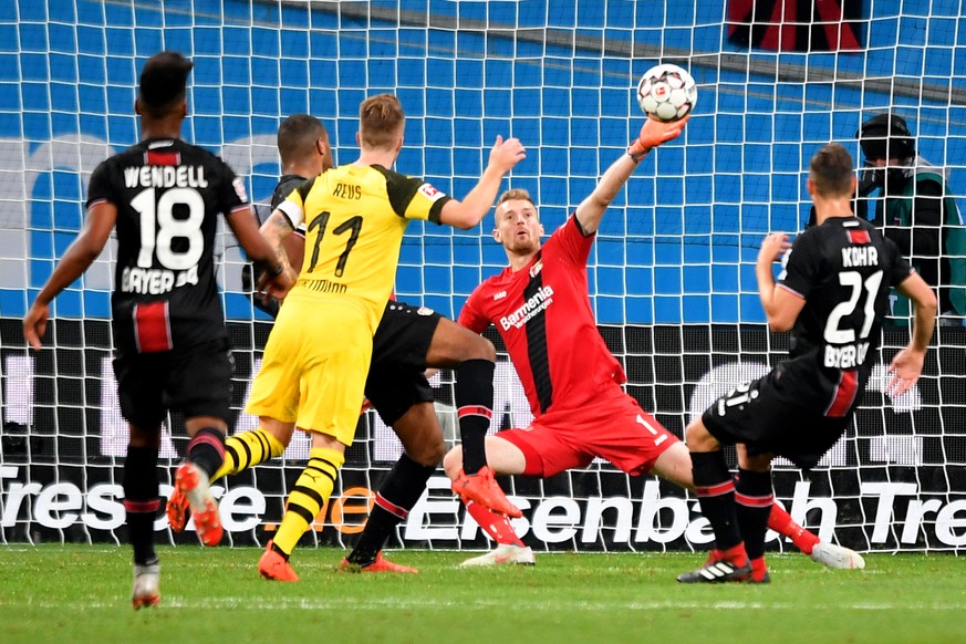 epaselect epa07057290 Dortmund&#039;s Marco Reus (2-L) scores the 2-2 equalizer against Leverkusen&#039;s goalkeeper Lukas Hradecky (2-R) during the German Bundesliga soccer match between Bayer Leverk ...