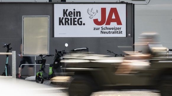 Ein Abstimmungsplakat vom Komitee "Wahrung der Schweizer Neutralitaet" mit dem Slogan "Kein Krieg. Ja zur Schweizer Neutralitaet" wirbt fuer ein Ja zur "Wahrung der schweizeri ...