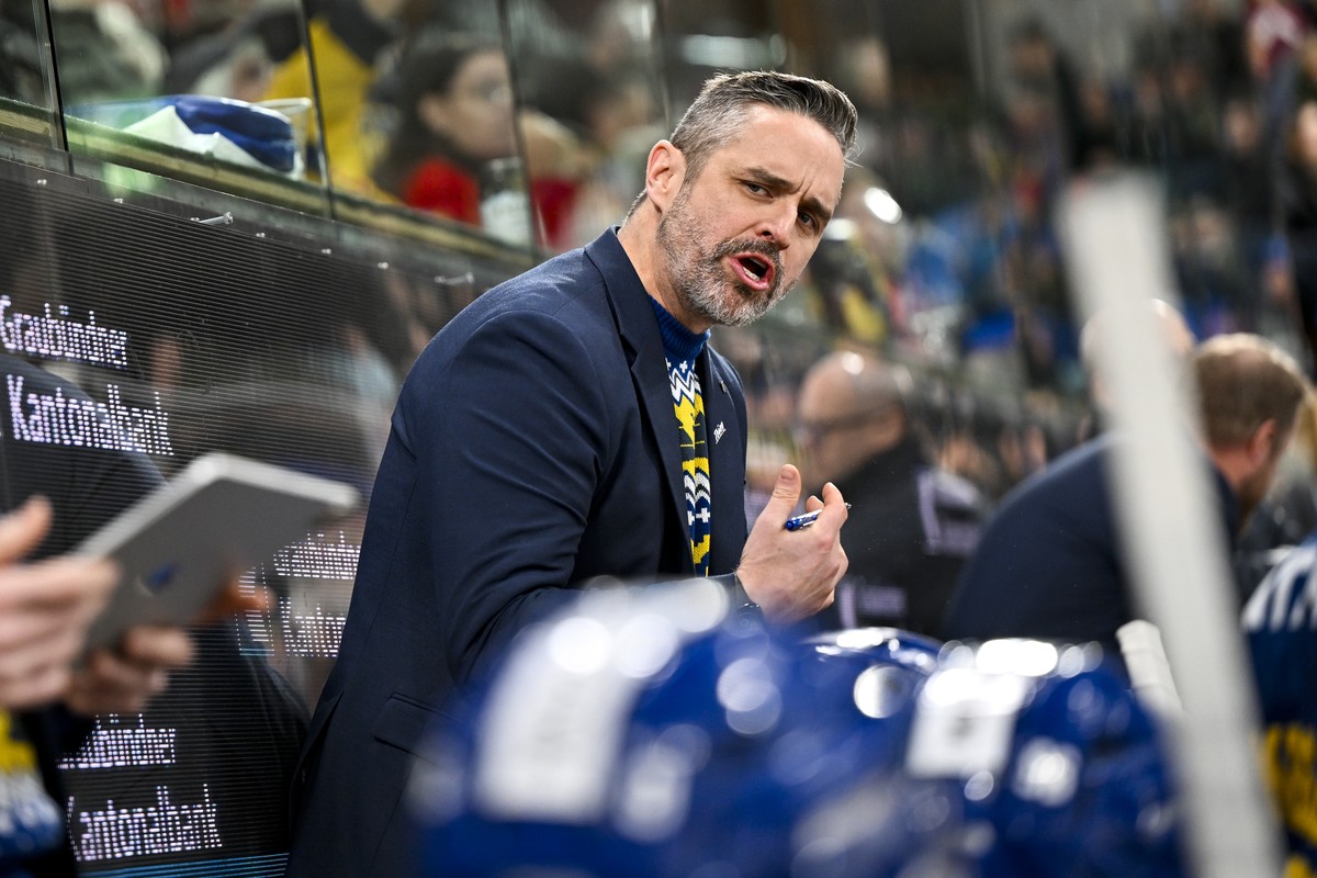 Der Davoser Head Coach Josh Holden hinter der Bande, im Eishockey Spiel der National League zwischen HC Davos, HCD, und dem HC Lugano, HCL, am Samstag, 20. Dezember 2025, in der zondacrypto-Arena in D ...