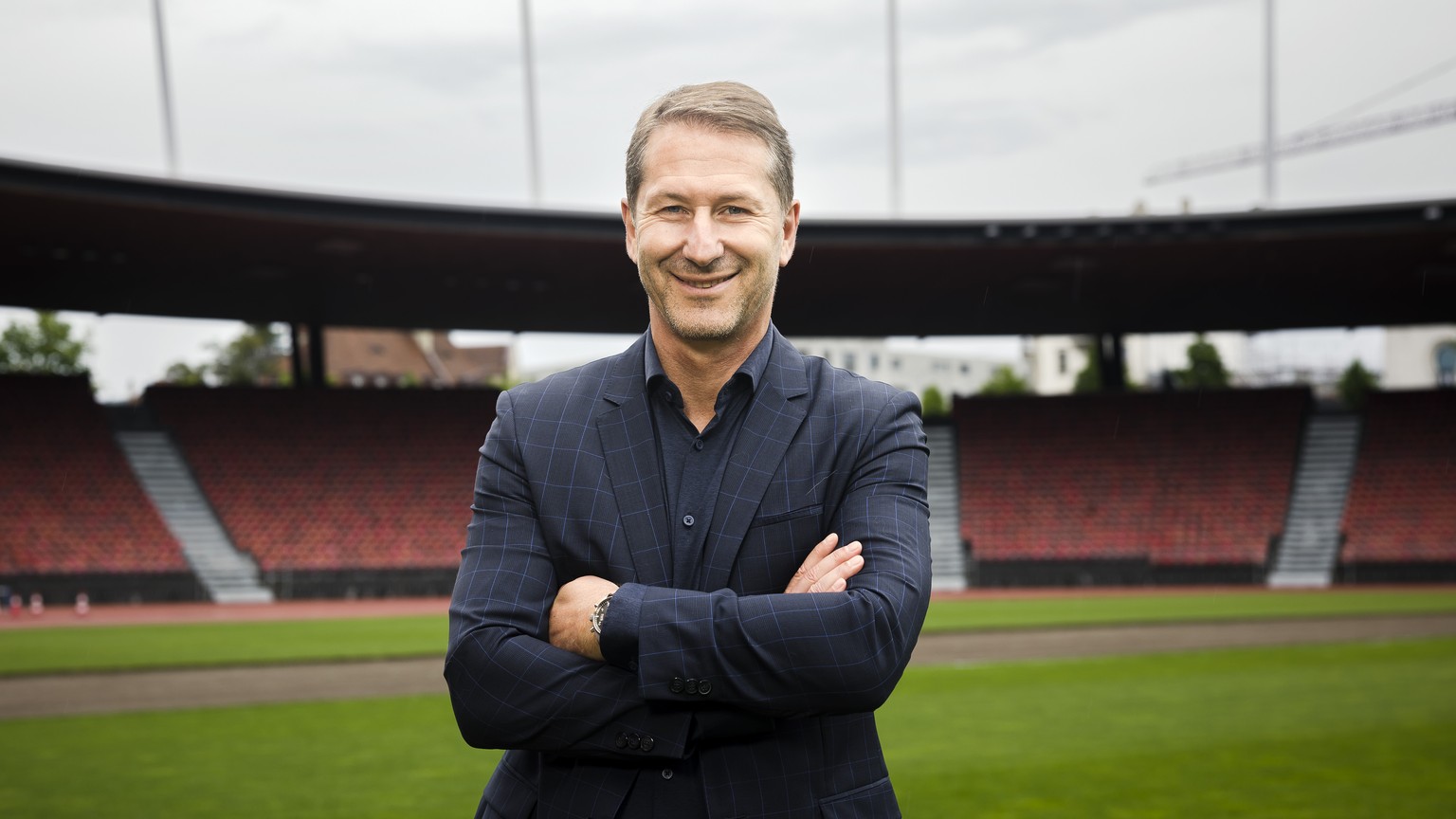 Der neue FCZ-Cheftrainer Franco Foda posiert nach einer Medienkonferenz auf dem Rasen des Letzigrund Stadions, am Mittwoch 8. Juni 2022 in Zuerich. (KEYSTONE/Michael Buholzer)