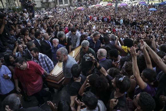 epa06606510 Thousands accompany the arrival of the coffin of the Brazilian councilor Marielle Franco at the gates of the Municipal Chamber of Rio de Janeiro, Brazil, 15 March 2018. Marielle Franco, a  ...