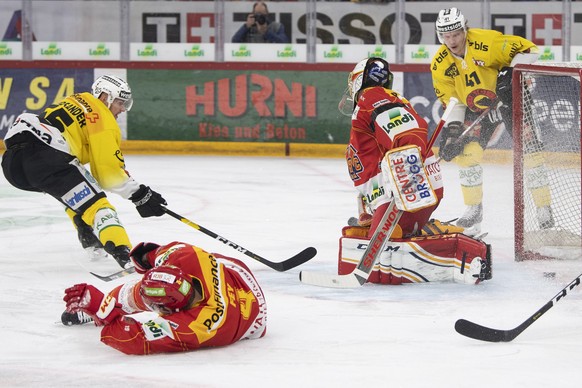 Biels Goalie Jonas Hiller, rechts, ist geschlagen, Berns Ramon Untersander, frechts, trifft zuzm 0:1 im sechsten Eishockey Playoff-Halbfinalspiel der National League zwischen dem EHC Biel und dem SC B ...