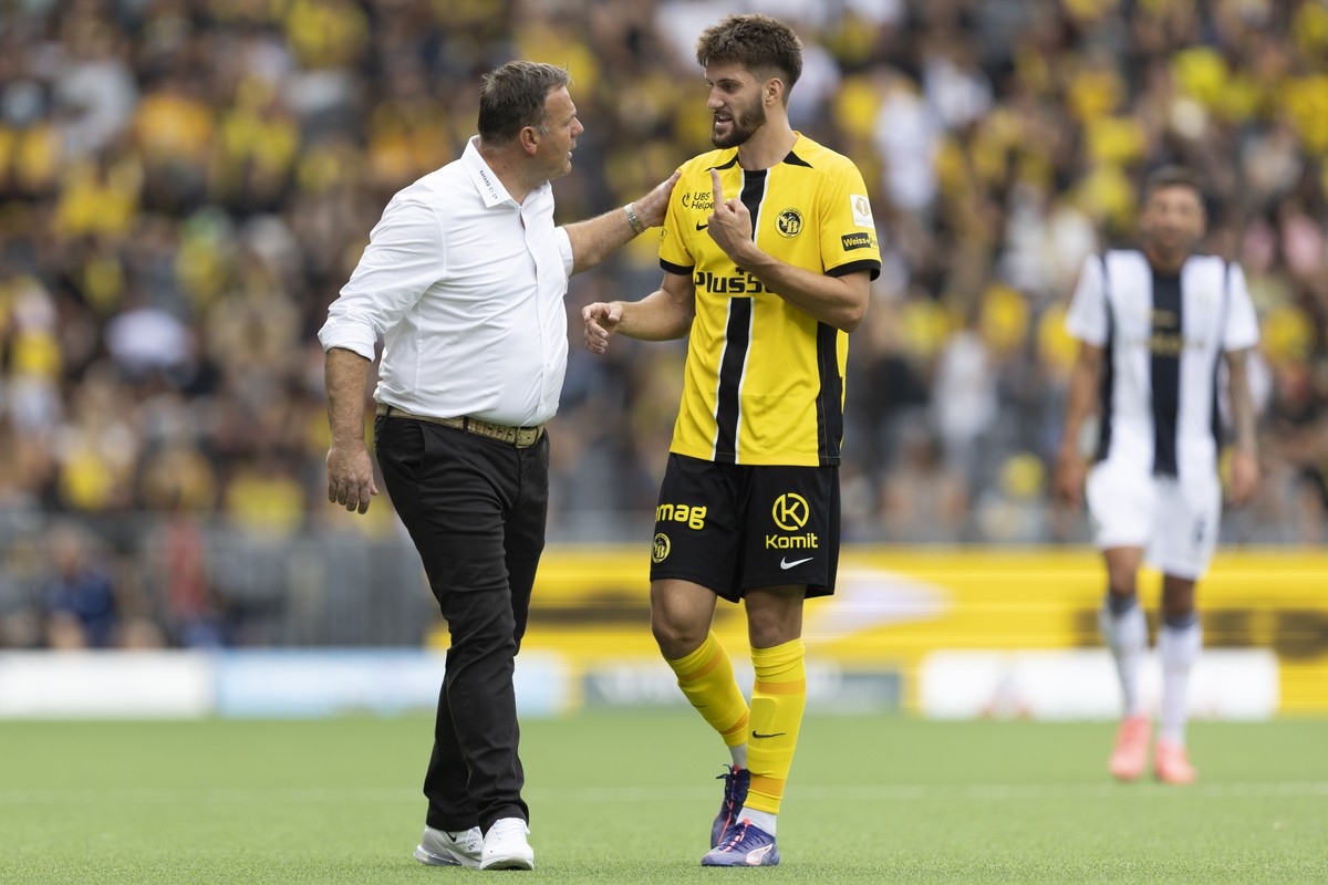 Trainer Patrick Rahmen (YB) diskutiert mit Anel Husic (YB) in der Halbzeit im Super League Spiel zwischen dem BSC Young Boys und dem FC Zuerich, am Sonntag, 4. August 2024 im Stadion Wankdorf in Bern. ...