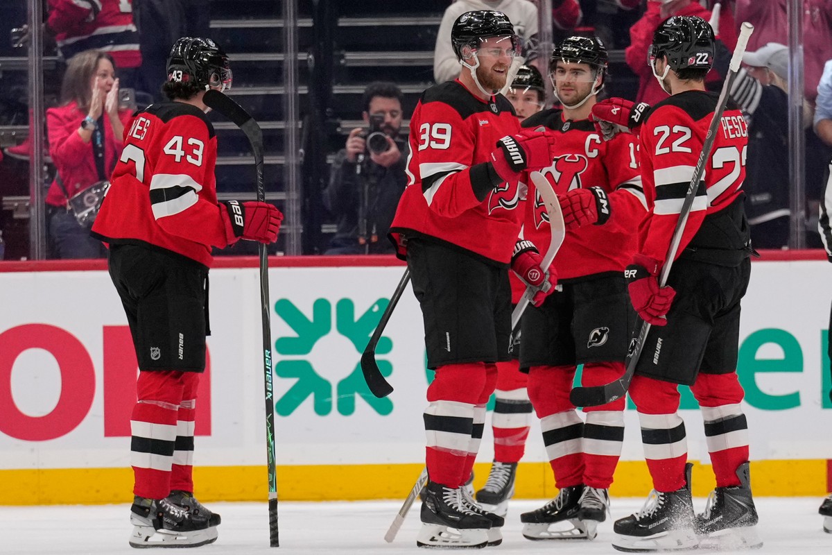 New Jersey Devils' Anthony Mantha (39), second from left, celebrates with teammates after scoring during the third period of an NHL hockey game in Newark, N.J., Thursday, Oct. 22, 2026. (AP Photo ...