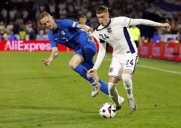 epa11437810 Zan Karnicnik of Slovenia (L) and Cole Palmer of England (R) in action during the UEFA EURO 2024 group C soccer match between England and Slovenia, in Cologne, Germany, 25 June 2024. EPA/Y ...