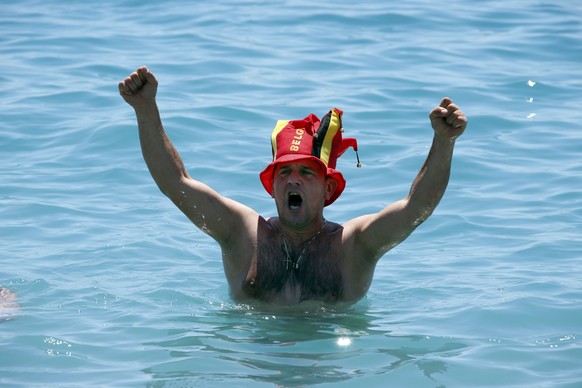 Football Soccer - Euro 2016 - Nice, France, 22/6/16 - A Belgium fan enjoys the beach ahead of the game against Sweden in Nice, France. REUTERS/Eric Gaillard