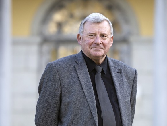 Der neu ernannte Weibischof im Bistum Basel, Josef Stuebi posiert am Rande einer Medienkonferenz, am Dienstag, 20. Dezember 2022, vor dem Bischoeflichen Ordinariat in Solothurn. Er uebernimmt die Nach ...