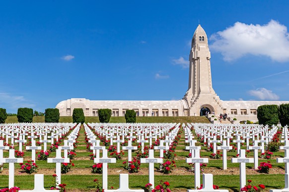 Das Ossuaire von Douaumont und ein Soldatenfriedhof bei Verdun.