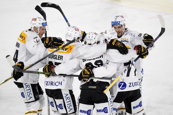 Les joueurs luganais fetent le 3eme but marque par le joueur luganais Damien Brunner, lors de la rencontre du championnat suisse de hockey sur glace de National League entre le Lausanne Hockey Club, L ...