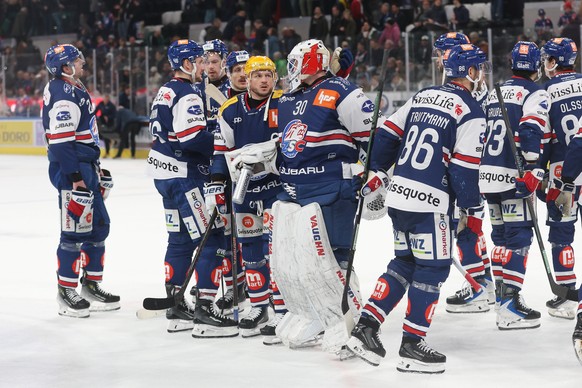 PostFinance Top Scorer Sven Andrighetto (ZSC) (mitte), und Torwart Simon Hrubec (ZSC) entaeuscht nach dem Eishockeyspiel der National League zwischen den ZSC Lions und dem Geneve-Servette HC, am Samst ...